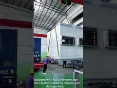 Jetx I lavoratori stanno caricando con attenzione grandi unità di condizionamento climatico sul camion per la spedizione.